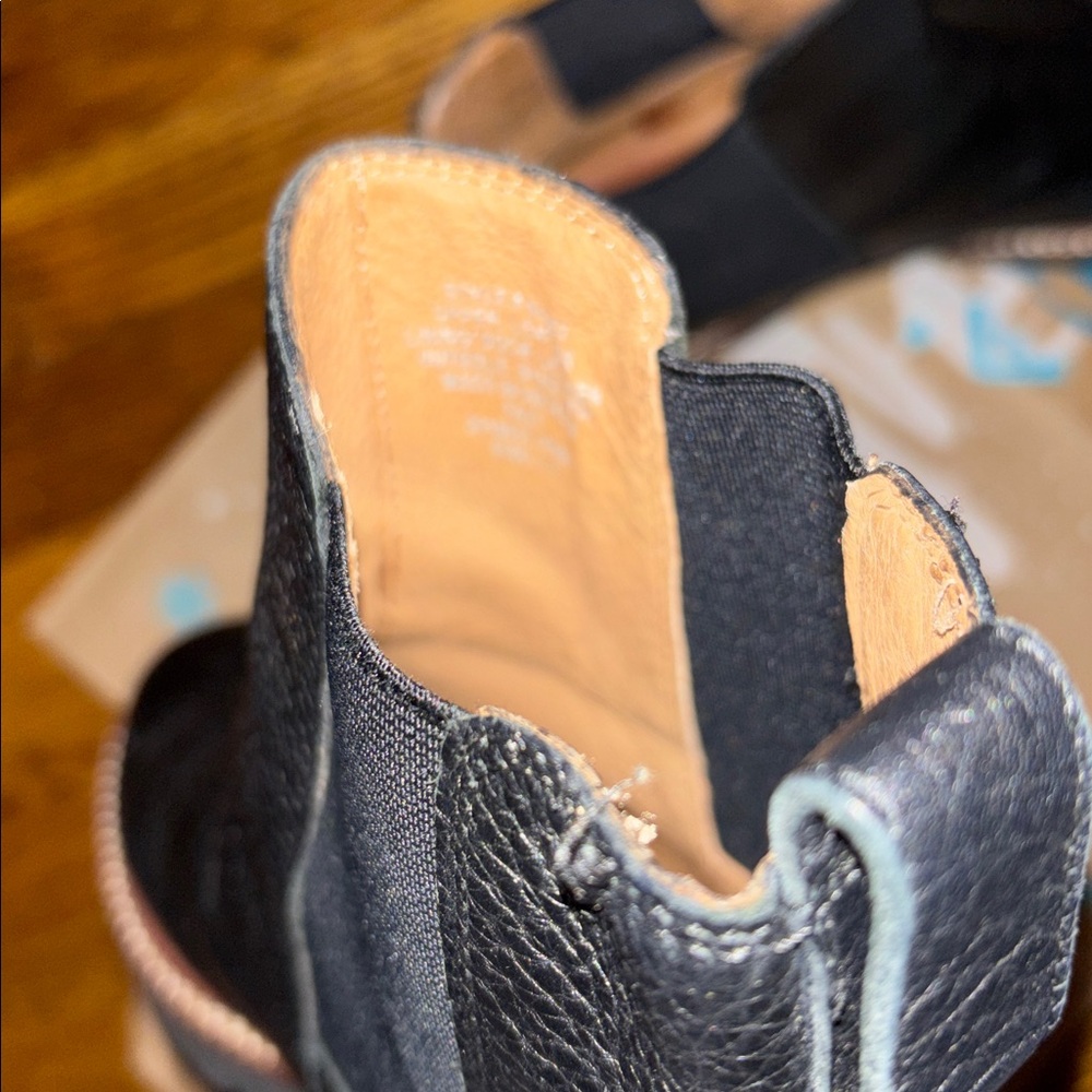 Madewell The Citywalk Lugsole Chelsea
Boot in Black Leather Sz 7.5 - Picture 10 of 10